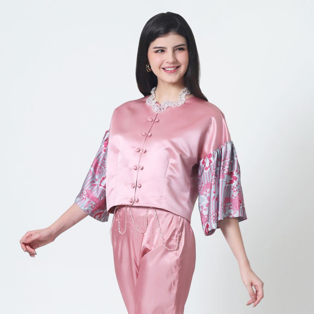 Blouse Satin Crop Modern Dengan Kancing Depan