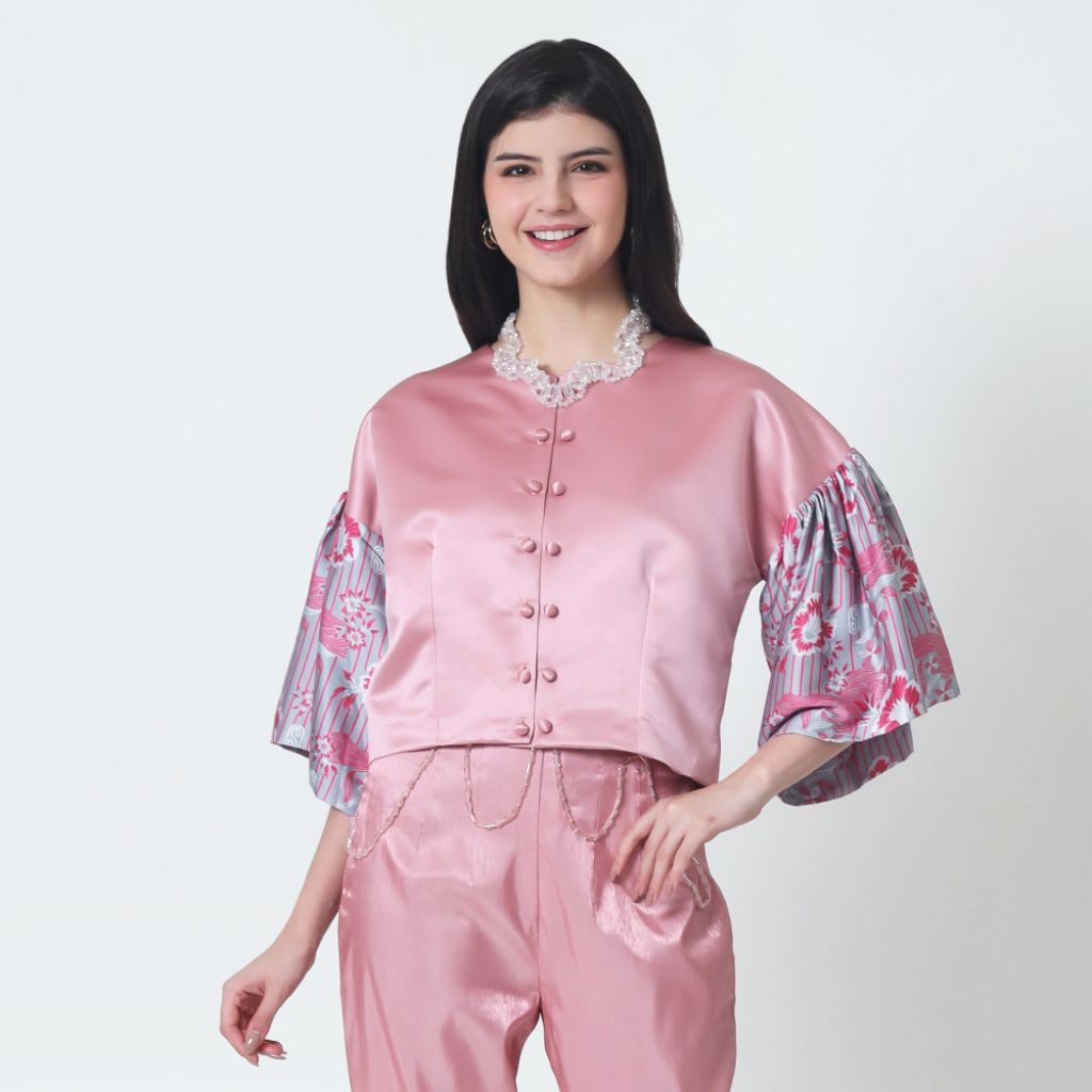 Blouse Satin Crop Modern Dengan Kancing Depan - Image 2